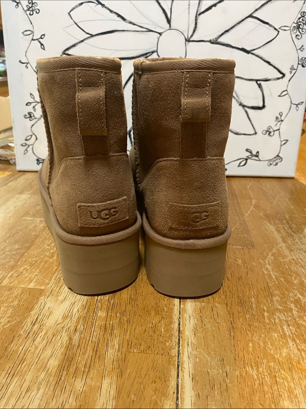 UGG Women's Short Platform Boot - Chestnut Suede